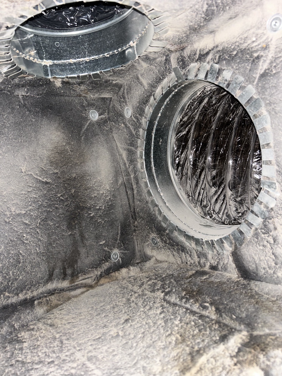 Cleaning a return duct opening